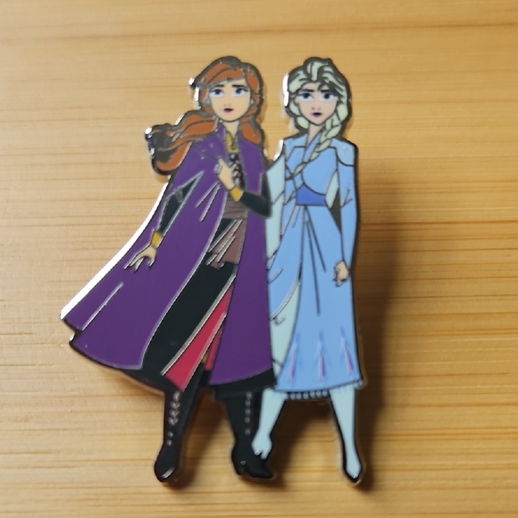 Disney Pin Ana & Elsa - Frozen 2 - Large Pin - Picture 1 of 2